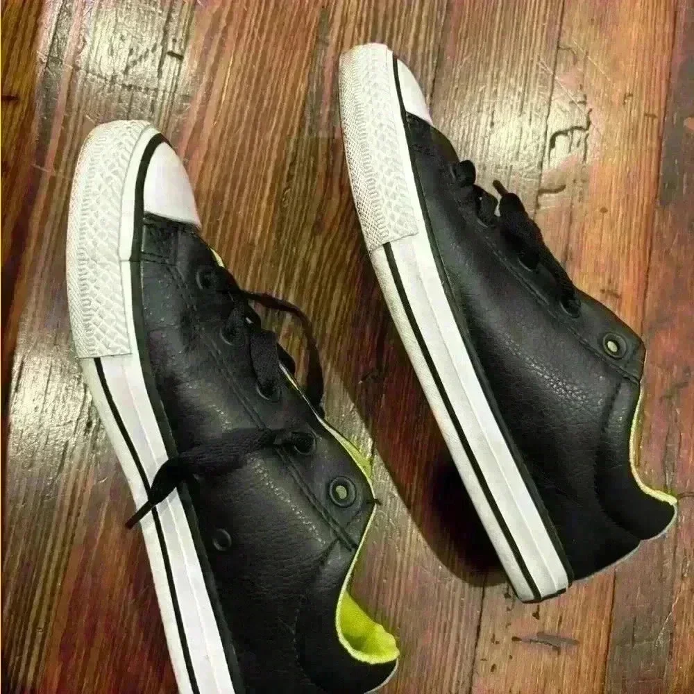 All Star Leather Converse size 4